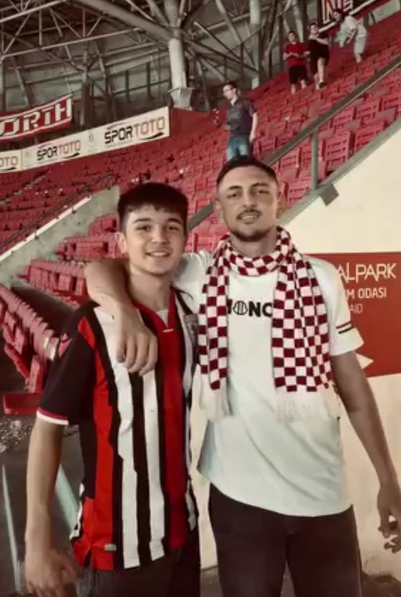 ALACAĞIZ SİZİ ASLAN KARDEŞLERİM BENİM SONUNA KADAR YANINIZDAYIZ YÜCE ŞİRİNLER TRİBÜNÜ YIKILMAZ ALLAH'IN İZNİYLE.
#ÖzgürSamsunsporTribünü