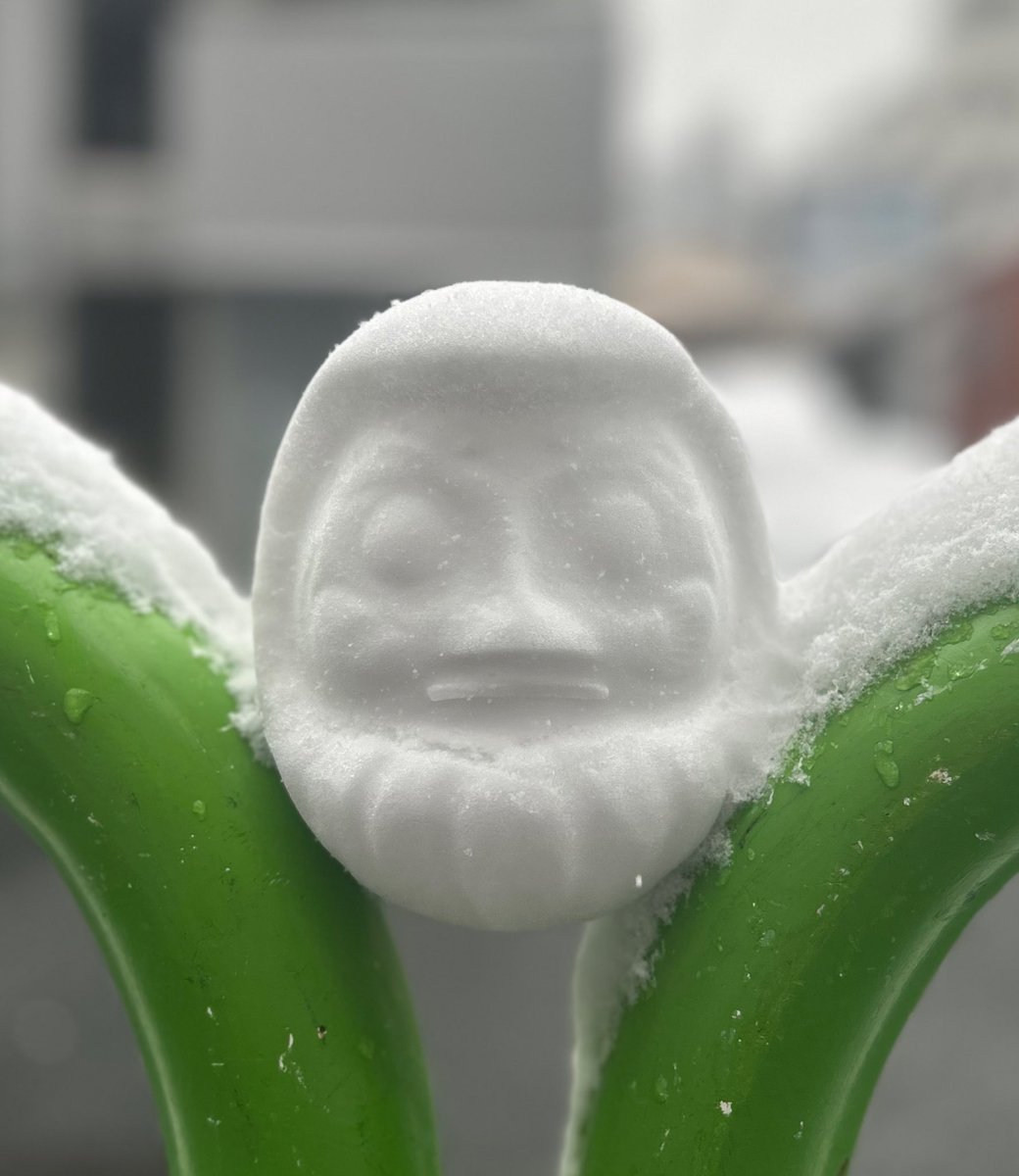 選挙に行く途中、すごい雪だるまを作っている方がいた⛄️👏👏👏