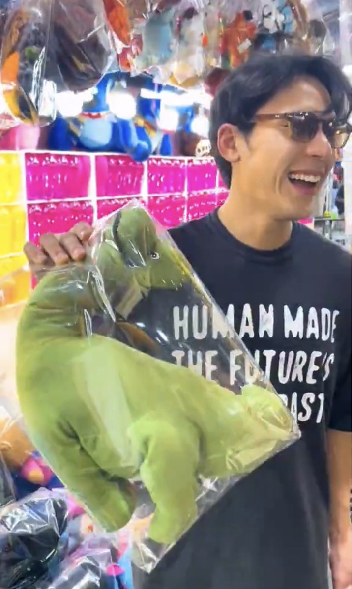 ไดโนเสาร์ในมือนี่สายพันธุ์ ไอเลิ้บยูซอมัส ป่ะ