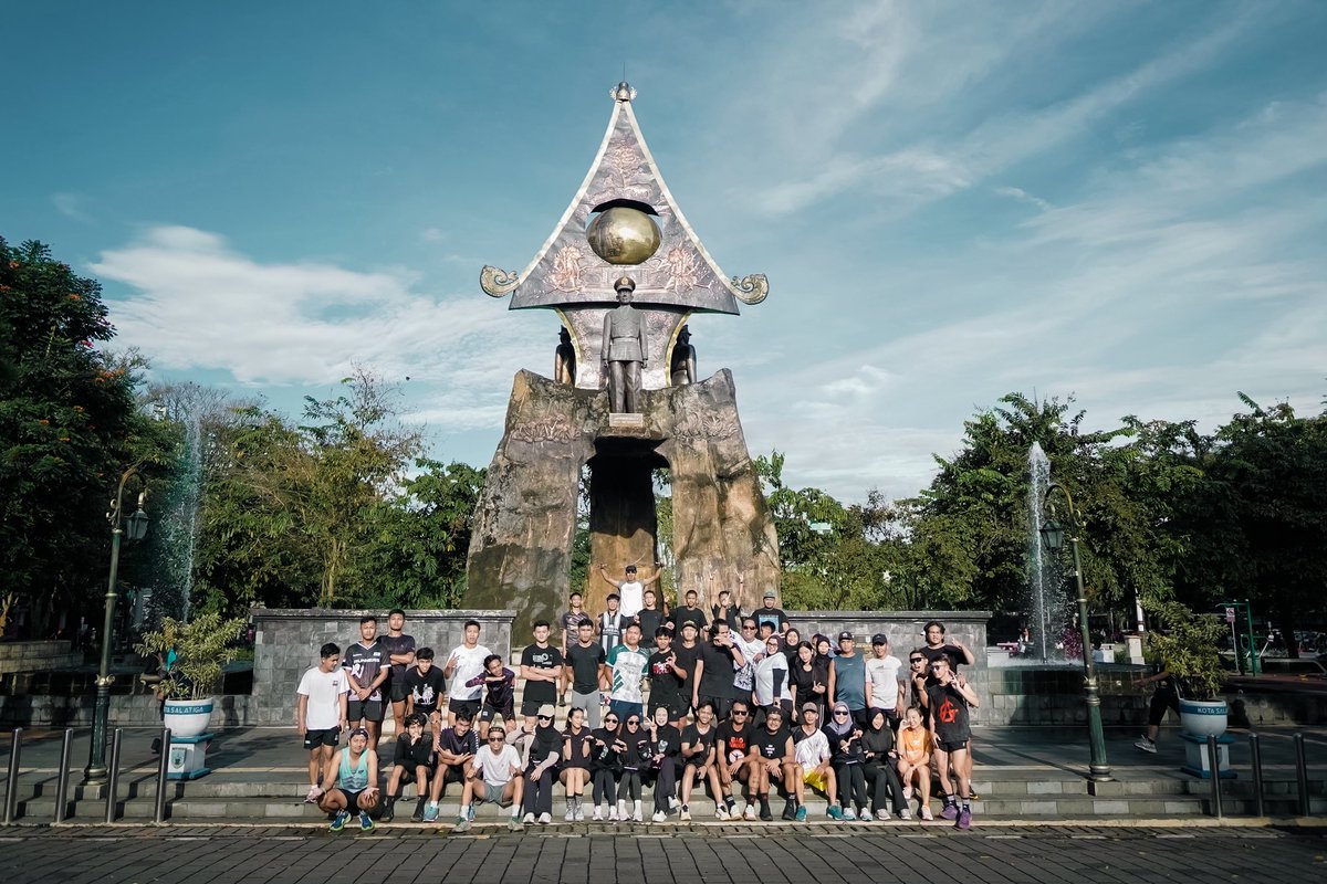 sapsaproll3's tweet photo. black&amp;white badrunners https://t.co/G4owKzFxuP
