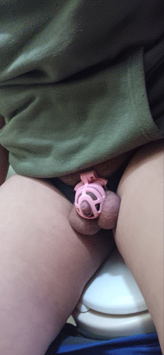 DevilNumber3's tweet photo. Uff, ya casi para un mes con ella, la uso donde sea (las fotos son de los baños de la uni) no pense que usarla aumentará mis deseos de vergas y mi lívido, la uso 24/7 y debo de decir que es lo mejor, pense que no me acostumbraria, pero aquí estoy #castidad #maricon #fag #gay https://t.co/l6N9QreI6m