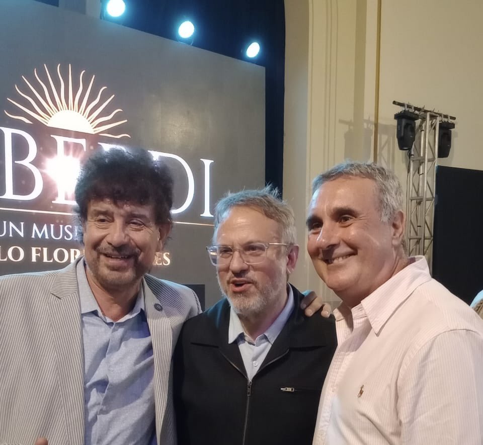 AleKeck's tweet photo. Gracias @dievalen por la invitación a ver el Musical “Alberdi”. Excelente y emotiva obra. Moderna y respetando la historia. https://t.co/f3xaIsD9RB