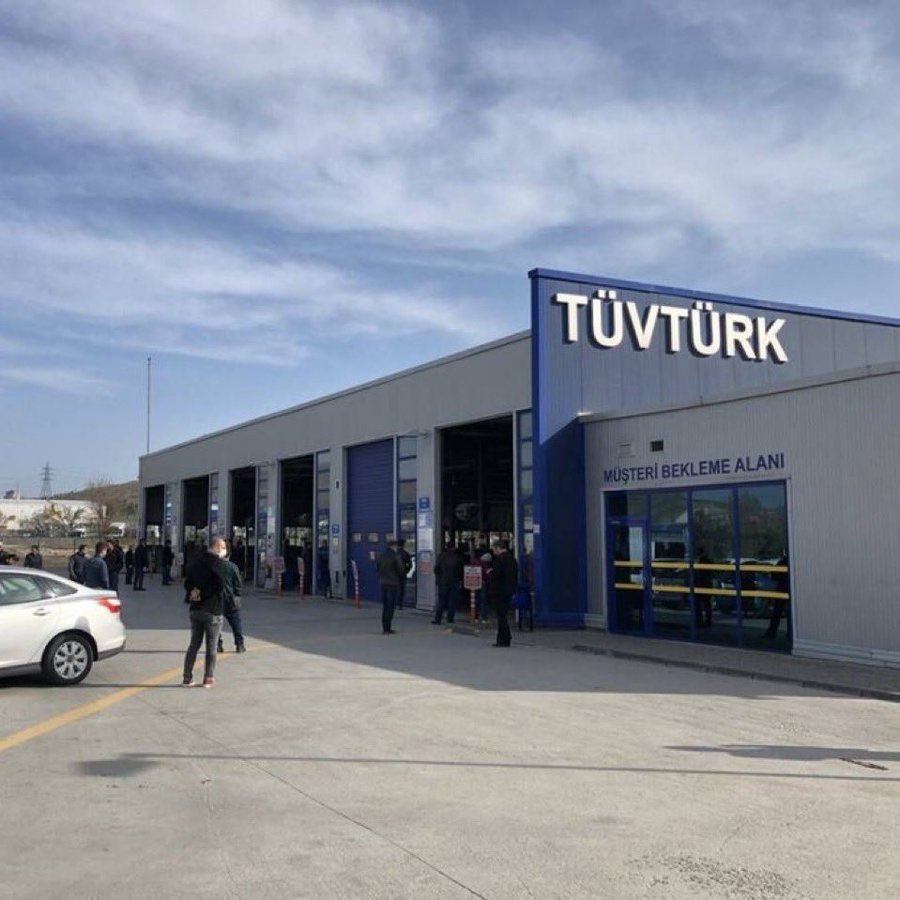 Polis memuru araç muayenesi için gidiyor. Yanan lamba için “ yanmıyor” diyorlar .
Hak ararken araçla eziliyor ayağı,
ardından yumruklanıyor !

Yetmiyor !
Çakal sürüsü üzerine çullanıyor.

Polis memuru vefat ediyor .

Sonuç : 1 kişi tutuklanıyor. 

Ey adalet uykumu kaçırıyorsun !!