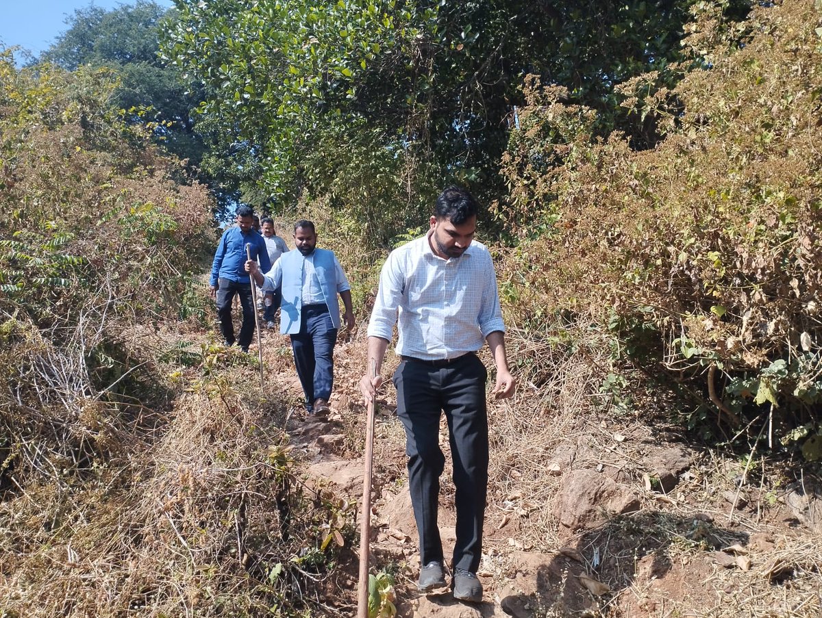 Collector Kalahandi visited Kanakadu, Palberi, and Phuldumer villages of Trilochanpur GP, Lanjigarh, and supervised the ongoing projects under PM-JANMAN along with Sri Animesh Pradhan, IAS (Probationer), PM Rural Housing, the BDO of Lanjigarh, and Block officials.