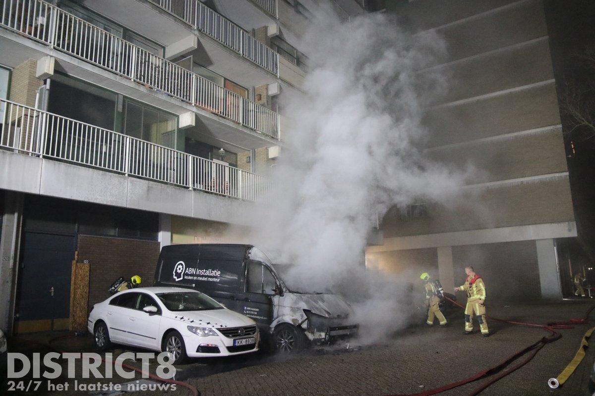 Middelbrand op parkeerterrein in Zoetermeer