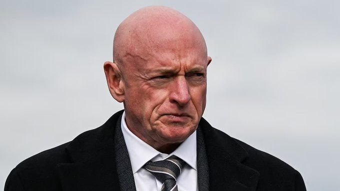 🚨I want to get a sense of what my followers think on 𝕏  Do you believe Senator Mark Kelly has betrayed the American people?   

YES or NO?  

If your answer is YES, drop a big THUMBS-UP 👍 below!