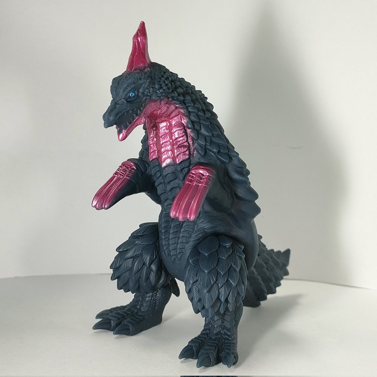 ウルトラ怪獣シリーズ235より
刃爪怪獣テリジラスのソフビをリペイントしました。
今までいそうでいなかったテリジノサウルスモチーフ！
テリジノサウルスって、恐竜の中でも断トツで怪獣感あるよね。
#あなたのソフビ紹介