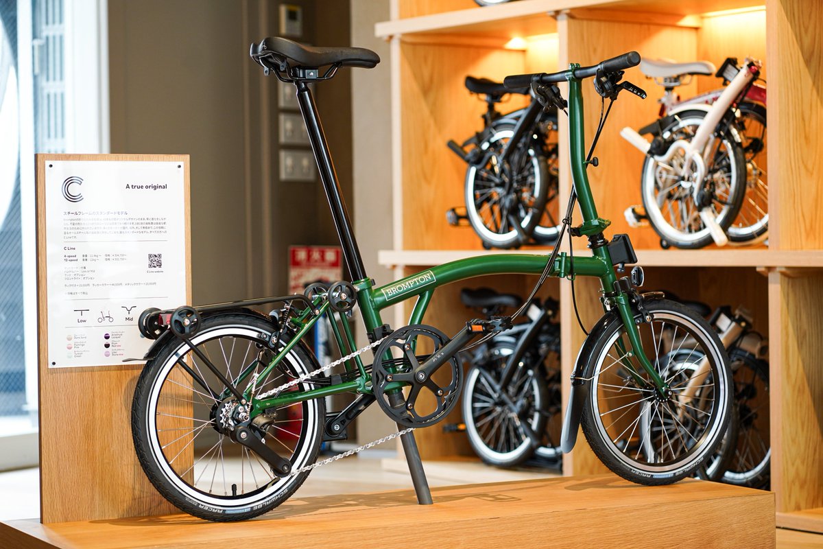 深く落ち着いた色合いが魅力のレーシンググリーン。 街にも自然にも