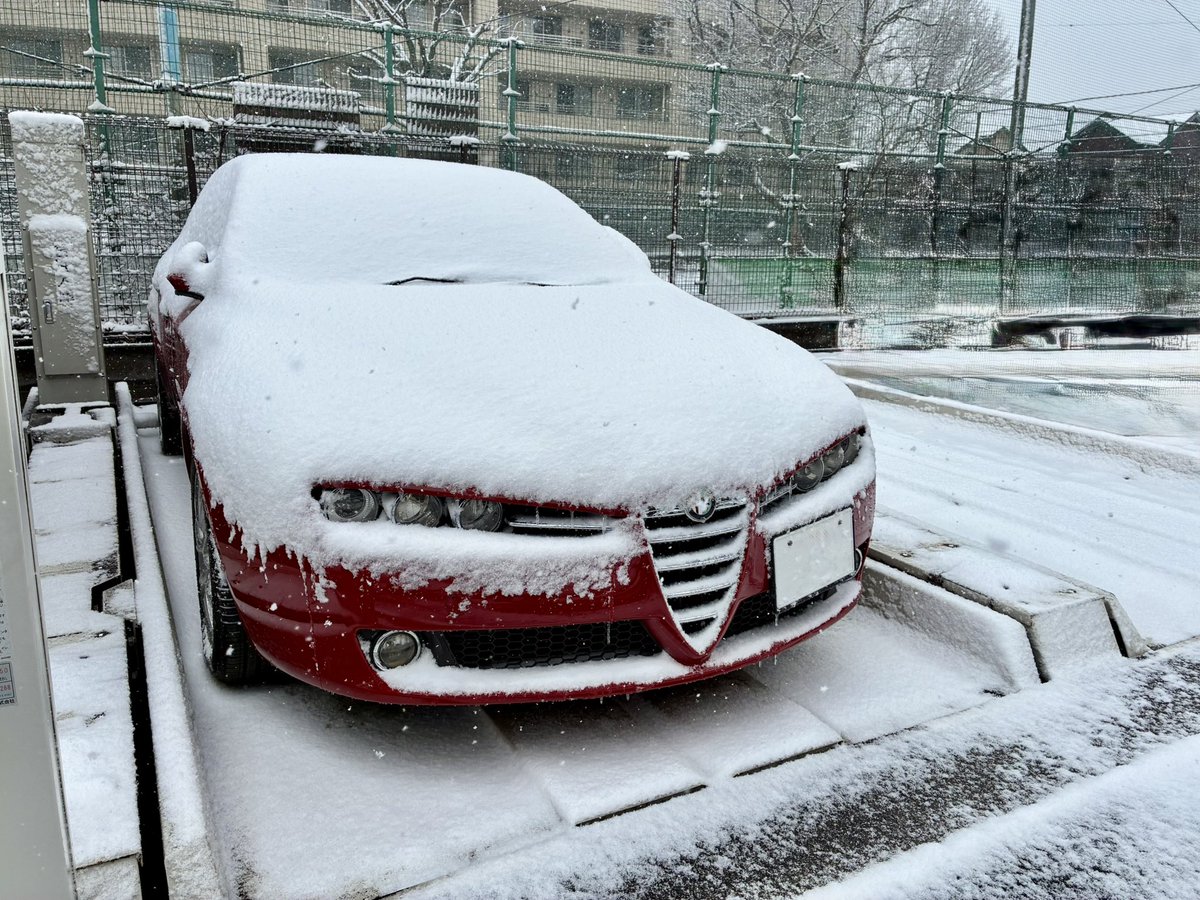 kilegend's tweet photo. けっこう降りますね。お昼でも気温0℃
…おでんであったまろう (º﹃º):.*೨ https://t.co/vkU9FCXRb3