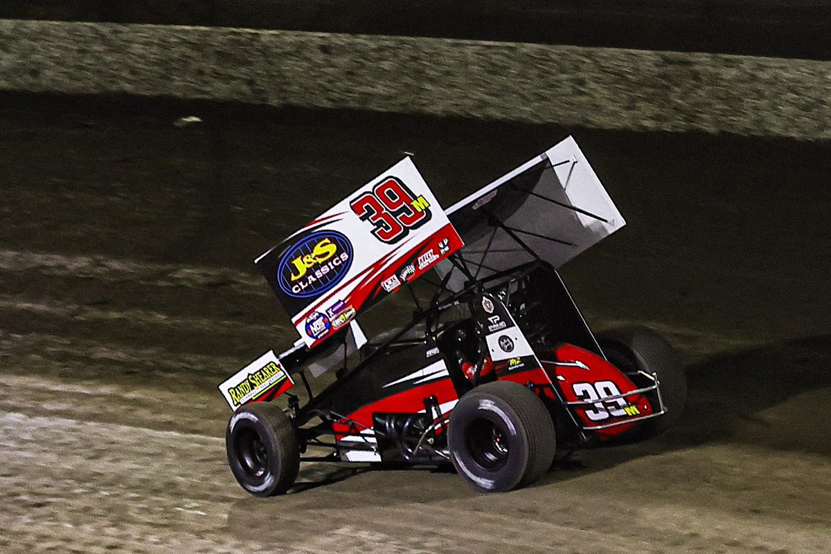 WorldofOutlaws's tweet image. 𝗔𝗡𝗧𝗛𝗢𝗡𝗬 𝗠𝗔𝗖𝗥𝗜 𝗪𝗜𝗡𝗦 𝗧𝗛𝗘 $𝟮𝟬,𝟬𝟬𝟬 @DIRTcarNats 𝗙𝗜𝗡𝗔𝗟𝗘 𝗔𝗧 𝗩𝗢𝗟𝗨𝗦𝗜𝗔 𝗜𝗡 𝗔 𝗟𝗔𝗦𝗧 𝗟𝗔𝗣 𝗧𝗛𝗥𝗜𝗟𝗟𝗘𝗥!!!