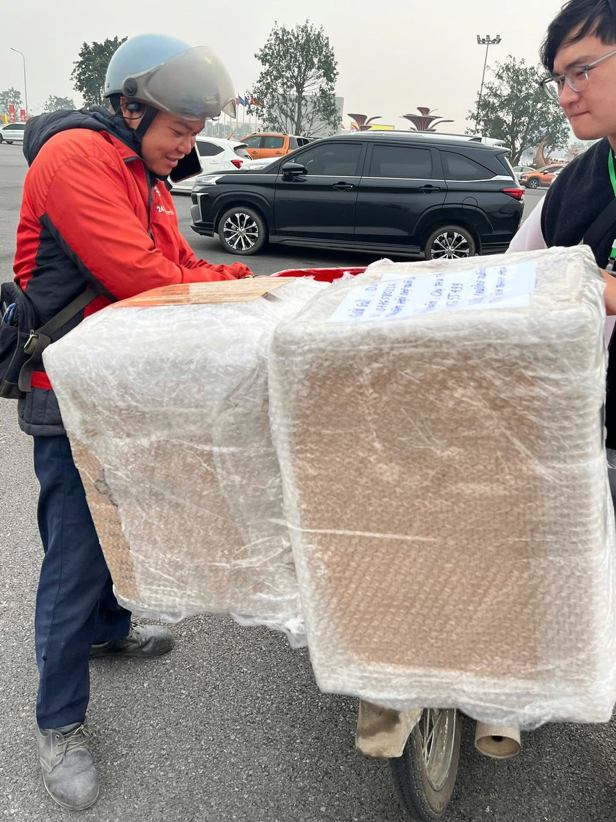 Là một người mẹ, mình cứ nghĩ… con vẫn còn bé lắm.

Vẫn là đứa trẻ từng nép sau lưng mẹ mỗi khi có người lạ ghé nhà.  

Vẫn là cậu bé từng loay hoay pha ly nước cũng làm đổ ra bàn.  

Vậy mà hôm nay, giữa hội chợ đông người, con đã đứng đó… tự mình