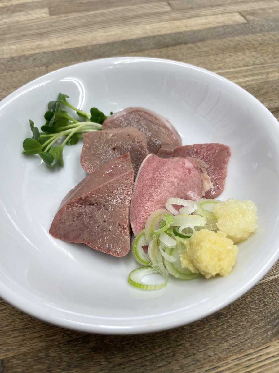 速報です。
本日久しぶりにマスターが肉刺しを仕込みました！
レバ、ハツ、タンの3種類が盛り合わせになっています。
数に限りがございますのでお早めにどうぞ！！