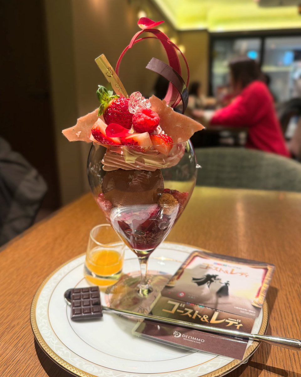 assalam_aIaikum's tweet photo. ゴースト&レディ
『Pâtisserie&Cafe Del'immo』
ベリーとチョコの美味しさから始まり、ローズの香りがふわっと広がる感じが良く、ピーチの爽やかさと濃厚チョコ、最後はすっきりした後味まで大満足で美味しかったです😋
#ゴーストアンドレディ #パフェ #デリーモ #delimmo #劇団四季 https://t.co/1EsruN9SZd