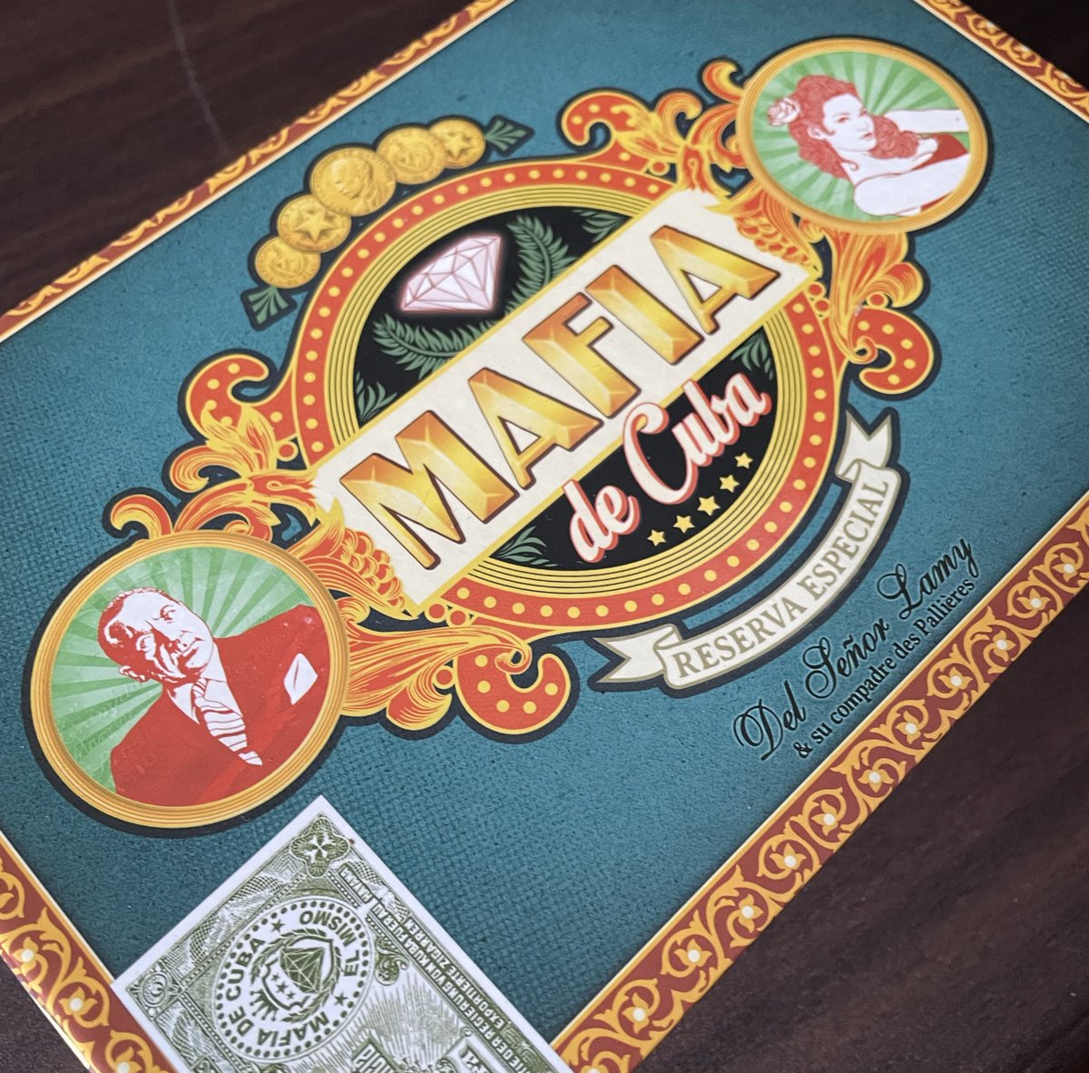 マフィアデクーバ

マフィア設定でボスが尋問を行ってダイヤを盗んだ犯人をさがす正体隠匿系
とにかくボスの尋問力が試されるので難易度は高めだけど、没入感があってゲーム不慣れなメンバーでも楽しめた
俺部下だったわ、じゃあ俺は殺し屋、僕は潜入捜査官！とプレイしながら役職決まるシステムすごい