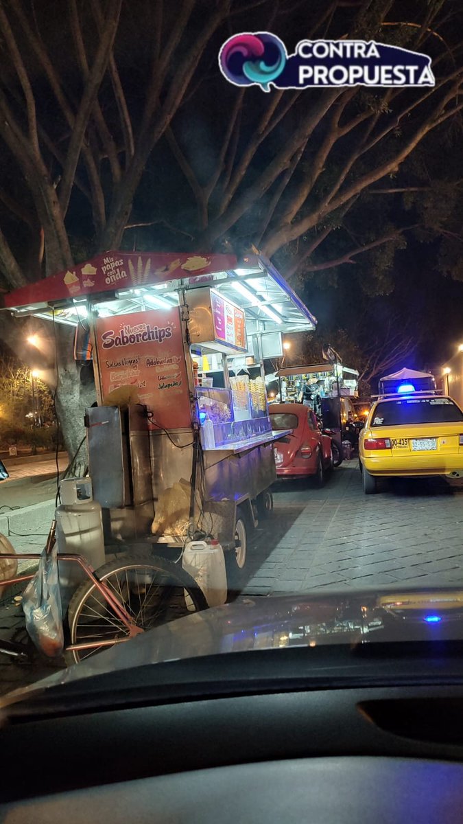 ContraProMx's tweet photo. 🚳🚷🔕 El parque "El Llano" de la ciudad de Oaxaca, exponencialmente se torna en un "mercadote", dónde el comercio ambulante avanza su mancha bajo el cobijo de la autoridad municipal: puestos de cafés móviles, papas, tacos, hamburguesas, renta de carritos, inflables, todos colgados de forma irregular de instalaciones de la CFE y del alumbrado público, cables por doquier; además, espacios de estacionamiento "secuestrados", y la doble fila, un total desorden, pero para el edil @raychagoya, todo está en orden. 

🔺Y no olvidemos a individuos en bicicleta ofreciendo drogas

@MunicipioOaxaca