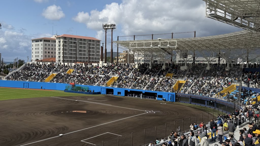 エゲツない客の数

恐らくオープン戦よりも入っているというか無料開放型だから、この球場の最多動員になるのではなかろうか？

なんか知らんけど朝イチから来てるの立ち見やねん自分🤣

#lovefighters