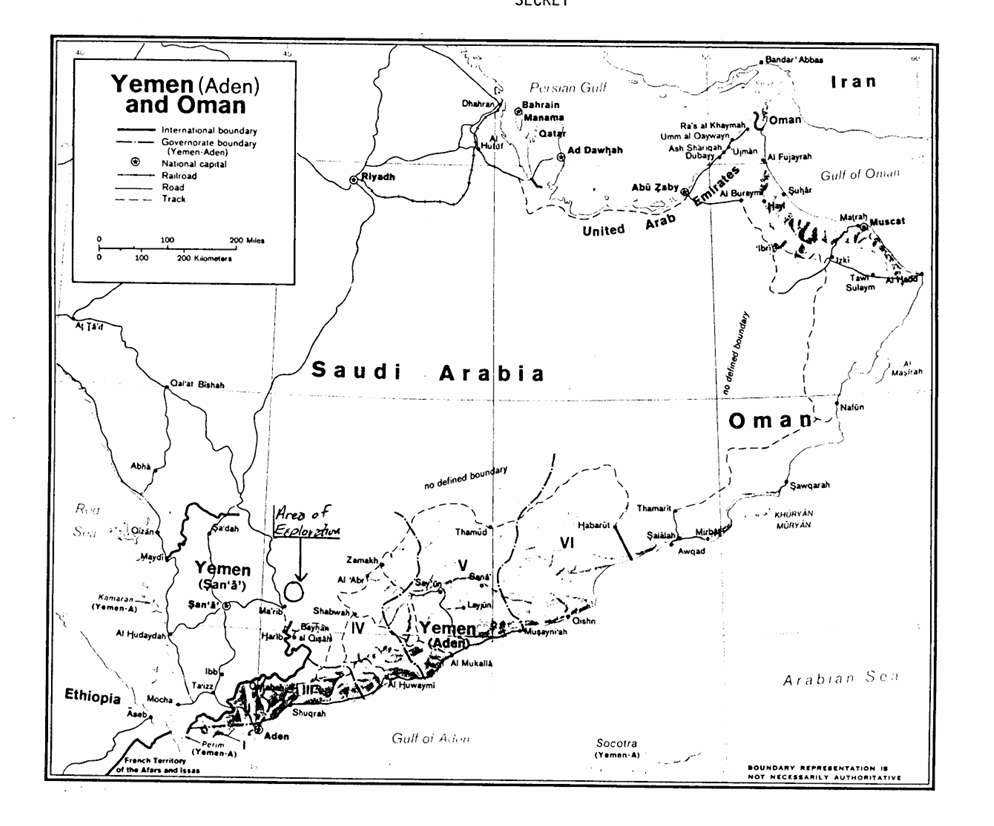 ZaidBenjamin5's tweet photo. تقدير استخباري أميركي: تداعيات اكتشاف نفطي هام في #اليمن الشمالي 1984

نسخة جرى تنقيحها وتمت الموافقة على نشرها في الثامن من سبتمبر – أيلول 2009
وكالة الاستخبارات المركزية
مديرية الاستخبارات
13 أبريل - نيسان 1984

تداعيات اكتشاف نفطي هام في اليمن الشمالي

الملخص
تشير دلائل في الآونة الاخيرة إلى أن شركة أمريكية قد تكتشف النفط في اليمن الشمالي بالقرب من الحدود مع المملكة العربية #السعودية وجنوب اليمن، وإذا اكتشف اليمن الشمالي احتياطيات نفطية مماثلة لتلك الموجودة في جنوب عمان، سيكون لذلك تأثير جوهري على اقتصاد البلاد، وسياستها الداخلية، وعلاقاتها مع السعودية والولايات المتحدة، لكن الأمر سيستغرق ما لا يقل عن عامين إلى ثلاثة أعوام قبل أن يتسنى تصدير كميات كبيرة من النفط، لأن شمال اليمن سيحتاج إلى تطوير حقل النفط وبناء خطوط أنابيب ومنشآت شحن.

أعدت هذه المذكرة من قبل مكتب تحليل الشرق الأدنى وجنوب آسيا، ونرحب بالتعليقات ويمكن توجيهها إلى رئيس قسم الخليج العربي.

التداعيات الاقتصادية
نتوقع أن حجم ونوع رواسب النفط في شمال اليمن سيشبه تلك الموجودة في جنوب عمان، وتبلغ الاحتياطيات المؤكدة والقابلة للاستخراج في منطقة ظفار بسلطنة عمان حوالي مليار برميل، وتتكون أساساً من النفط الثقيل، واحتياطيات بهذا الحجم من شأنها أن تدعم معدل إنتاج قدره 120 ألف برميل يومياً لمدة عشرين عاماً، وهذا الاكتشاف سيكون ذا أهمية كبرى لشمال اليمن، ولكنه غير ذي أهمية فيما يتعلق بالسوق العالمية.

بمجرد بدء تدفق عائدات النفط، ستصبح صنعاء أقل ارتهاناً لموردي المساعدات الخارجية، ولن يظل برنامج التنمية التابع للرئيس (علي عبد الله) صالح مهدداً بالوضع المالي المتزعزع للبلاد، كما ستنشأ فرص عمل وتجارة جديدة نتيجة الطفرة في قطاعي النفط والإنشاءات، ومن المرجح أن تنخفض عمليات التهريب وتجارة السوق السوداء حيث يمكن تخفيف القيود على الواردات بمجرد أن تبدأ عائدات النفط في التراكم.

سيظل اقتصاد اليمن الشمالي مستفيدًا من المرحلة الانتقالية الى النفط، على الرغم من ان انشاء المنشات النفطية قد يستغرق عامين الى ثلاثة أعوام لاكتماله، ونحن نعتقد أن صنعاء ستحصل على المساعدات والقروض الخارجية بسهولة أكبر مع تحسن قدرتها على سداد الديون.

وقد يوفر المقاولون تمويلهم الخاص للمشروع في المراحل الأولى من البناء، ومن المرجح أن تؤدي الحاجة إلى البنية التحتية ومواد البناء إلى تحفيز الواردات وأرباح النقد الأجنبي.

أما بالنسبة لعودة اليمنيين العاملين في الخارج، فنحن نرى أنها ستكون "نعمة مشوبة بالحذر" للحكومة، حيث نتوقع أن يعود العديد من اليمنيين الشماليين (الذين يقدر عددهم بـ 700 ألف شخص) والذين يعملون في السعودية ودول الخليج العربي الصغيرة إلى شمال اليمن ترقباً لفرص العمل الناتجة عن الطفرة النفطية، وستوفر عودتهم إمداداً جاهزاً من العمالة، ولكنها ستشكل أيضاً عبئاً على البنية التحتية الاقتصادية والاجتماعية في شمال اليمن وستقلل من الدخل المتأتي من تحويلات العاملين.

السياسة الداخلية
من المؤكد تقريباً أن الرئيس (علي عبد الله) صالح سيستخدم الاكتشاف النفطي لتعزيز قبضة سلطته، وذلك من خلال نسب الفضل لنفسه في هذا الاكتشاف وما يترتب عليه من نمو اقتصادي، ونحن نعتقد أن التحديث الاقتصادي القائم على عائدات النفط سيؤدي بالتأكيد إلى تقليص الأهمية السياسية للقبائل اليمنية، وزيادة أهمية التكنوقراط المتعلمين في الغرب داخل الحكومة المركزية، كما نعتقد أن اكتشافاً نفطياً كبيراً من شأنه أن يزيد أيضاً من النفوذ السياسي الكبير بالفعل للمؤسسة العسكرية في شمال اليمن.

العلاقات بين اليمن الشمالي والسعودية
نحن نرى أن اكتشاف النفط سيؤدي إلى تراجع النفوذ السعودي، مع انخفاض اعتماد اليمن الشمالي على المساعدات المالية السعودية، وسيسعى اليمن الشمالي حتى قبل استغلال هذا الاكتشاف، إلى تحقيق استقلال أكبر عن الرياض، وإن كانت صنعاء ستظل مقيدة بحاجتها للمساعدات المالية السعودية حتى يبدأ تدفق عائدات النفط.

قد تحاول السعودية الاحتفاظ بأوراق ضغطها عبر زيادة "المعونات" التي تدفعها حالياً لزعماء قبائل وسياسيين بارزين في شمال اليمن، أو عبر زيادة تمويل المشاريع، كما قد تضغط الرياض للحصول على تنازلات فورية بشأن القضايا العالقة، مثل ترسيم الحدود، وذلك خشية تدهور موقفها التفاوضي مع ازدياد الاستقلال المالي لشمال اليمن.

إن خوف السعودية المزمن من وجود يمن شمالي مستقل قد يدفع الرياض إلى المبالغة في رد فعلها تجاه هذا الاكتشاف؛ فقد تحاول الرياض إقناع واشنطن بتشجيع الشركة الأمريكية على وقف عملياتها، بحجة أن التنقيب يجري في أراضٍ تدعي السعودية ملكيتها، وقد تحرك السعودية قواتها إلى حدود اليمن الشمالي، كما فعلت عقب حادثة وقعت في أواخر ديسمبر، رغم أن الرياض لن تسعى على الأرجح إلى مواجهة عسكرية كبرى.

ومن المحتمل، وإن كان مستبعداً، أن تشجع السعودية ضمناً القادة العسكريين والقبليين في شمال اليمن على التحرك ضد صالح في حال اتبع الأخير سياسات معادية للمصالح السعودية، مثل التوسع الكبير في العلاقات مع الاتحاد السوفيتي.

العلاقات بين اليمن الشمالي واليمن الجنوبي
نرى أن اكتشاف النفط سيشجع صنعاء على تحسين علاقاتها مع عدن، ومن شبه المؤكد أن ذلك لن يؤدي إلى إعادة توحيد اليمنين، رغم أن نقاشات الوحدة ستزداد بشكل ملحوظ لرغبة صنعاء في التعبير عن استقلالها عن الرياض.

ونعتقد أن اليمن الجنوبي سيحاول تعزيز تقاربه الأخير مع صنعاء؛ فقد يعرض الجنوب على الشمال بناء خط أنابيب إلى عدن، التي تمتلك مصفاة وميناءً مهيأين تماماً لتصدير النفط.

ولكننا نستبعد أن تسمح صنعاء لصادراتها النفطية بأن تصبح رهينة لحسن نية عدن، كما ستسعى عدن إلى كسب ود الشركة الأمريكية العاملة في امتياز شمال اليمن، حيث إن ذات الشركة قد تقوم بعمليات تنقيب في جنوب اليمن، فضلاً عن أن الطبيعة الجيولوجية للحدود بين الشطرين تشير إلى أن وجود النفط في الشمال يرجح احتمالية وجوده في الجنوب أيضاً.

التداعيات على الولايات المتحدة
نرى أن اكتشاف النفط، وتضاؤل النفوذ السعودي في صنعاء، سيساعد في إقامة علاقة أمريكية أكثر مباشرة مع اليمن الشمالي.

لقد أدى الاتفاق الأمريكي في عام 1979 لتزويد اليمن الشمالي بالأسلحة إلى مشاكل بين واشنطن والرياض وصنعاء؛ إذ تمول الرياض قطع الغيار والصيانة للمعدات الأمريكية الصنع في اليمن الشمالي، ويعمد السعوديون إلى حبس قطع الغيار والإصلاحات للتأثير على سياسات صنعاء.

ومع ذلك، فإن إقامة علاقة أكثر مباشرة مع صنعاء سيتطلب على الأرجح نقاشات رفيعة المستوى مع الرياض لتحديد علاقة واشنطن بكلا البلدين، ونتوقع أن تستمر الرياض في إحباط وجود روابط مباشرة أكثر بين واشنطن وصنعاء.

إن مدى قدرة الولايات المتحدة على الاستجابة لرغبات صنعاء في بناء علاقة مستقلة عن النفوذ السعودي سيحدد إلى حد كبير مستقبل العلاقات بين اليمن الشمالي والاتحاد السوفيتي.

إن توسيع الوجود الأمريكي في شمال اليمن من شأنه أن يقلل من احتمالية قيام موسكو بزيادة تواجدها الكبير بالفعل على حساب المصالح الأمريكية، وتمتلك موسكو حوالي 500 مستشار عسكري في شمال اليمن، ومعظم الضباط العسكريين اليمنيين الشماليين تلقوا تدريبهم في الاتحاد السوفيتي، ونحن نرى أن أي تردد ملموس من جانب الولايات المتحدة في توسيع علاقاتها مع اليمن الشمالي سيدفع صنعاء للتوجه نحو موسكو للحصول على مزيد من المساعدات التقنية والأسلحة والدعم السياسي.

اقتصاد اليمن الشمالي
يُعد اليمن الشمالي من أقل بلدان العالم نمواً، حيث كان دخل الفرد أقل من 500 دولار في عام 1982، كما تعاني صنعاء من أحد أسوأ الاختلالات التجارية في العالم، حيث تغطي الصادرات عادةً أقل من 1% من الواردات، ومع تراجع تحويلات المغتربين، انخفضت احتياطيات النقد الأجنبي من مليار ونصف المليار دولار في عام 1978 إلى 313 مليون دولار في أكتوبر 1983، وهي كمية تكفي لتغطية شهرين أو ثلاثة أشهر فقط من الواردات، وقد أجبر نقص الإيرادات صنعاء على التخلي عن ميزانية عام 1983 وتقليص الواردات.

ليس لدى اليمن الشمالي سوى آفاق ضئيلة لتحسين وضعه الاقتصادي دون اكتشاف نفطي، وبلغت المساعدات الخارجية، التي تعتمد عليها صنعاء للتخفيف من حدة الأزمة الاقتصادية، 900 مليون دولار في عام 1983، أي حوالي نصف مستوى عام 1982، ومن المستبعد الحصول على التزامات جديدة لعام 1984، وإذا لم تتوفر مزيد من المساعدات الخارجية، واستمر الجفاف الحالي، فإننا نتوقع أن يكون النمو الاقتصادي في عام 1984 ضئيلاً جداً.

المقارنة بين المؤشرات الاقتصادية (1978 – 1983)
احتياطي النقد الأجنبي: 1.5 مليار دولار – 313 مليون دولار
تغطية الواردات: لعدة سنوات – من شهرين الى ثلاثة أشهر فقط
المساعدات الخارجية: مستقرة – 900 مليون دولار.