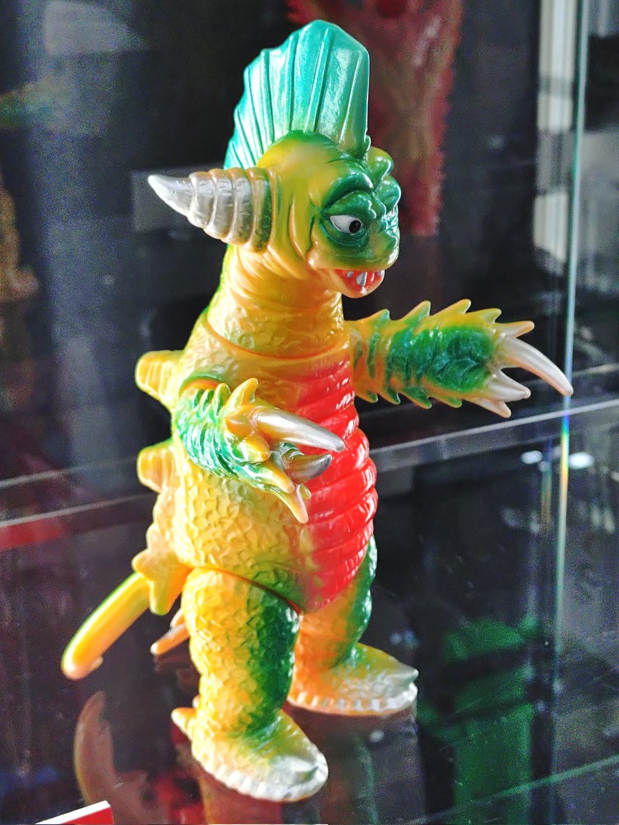 墓場の画廊さんのミラーマン怪獣展示 #ブルマァク #ソフビ #ミラーマン