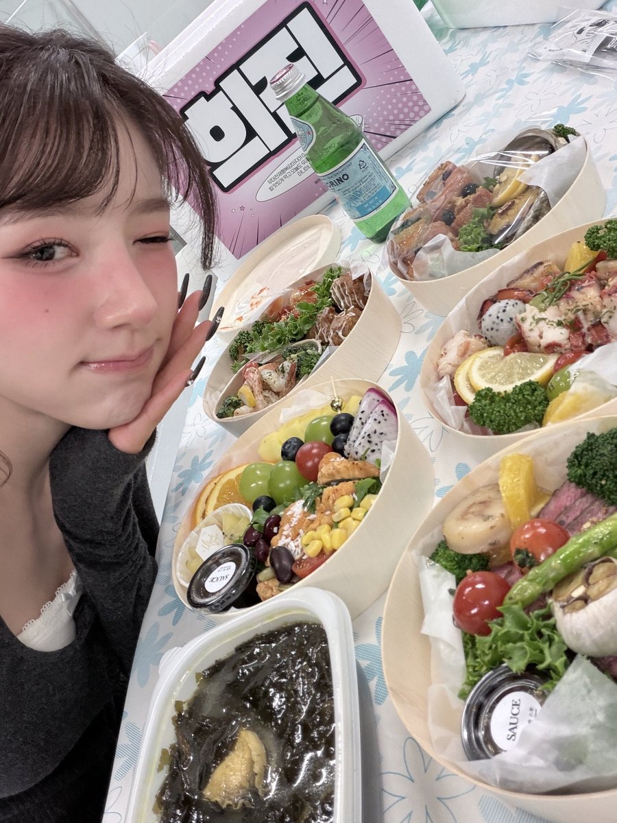 Bunny Blog, tweet media