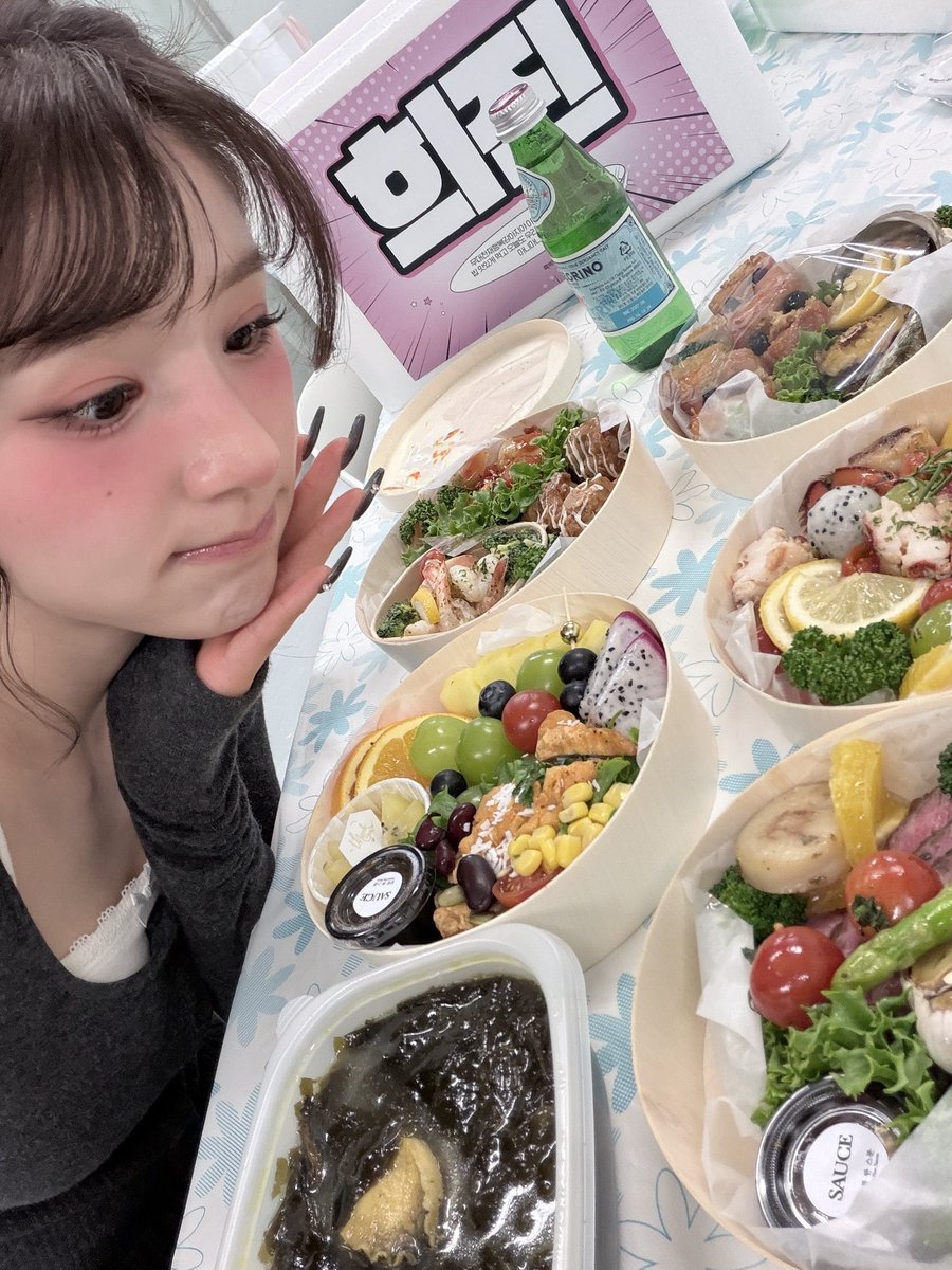 Bunny Blog, tweet media