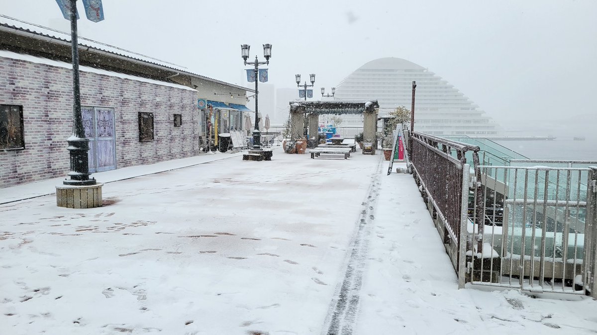 JonyX164612's tweet photo. 神戸のモザイク来たけどこんなに雪積もってるの初めてみた https://t.co/5f3gaB5Dar