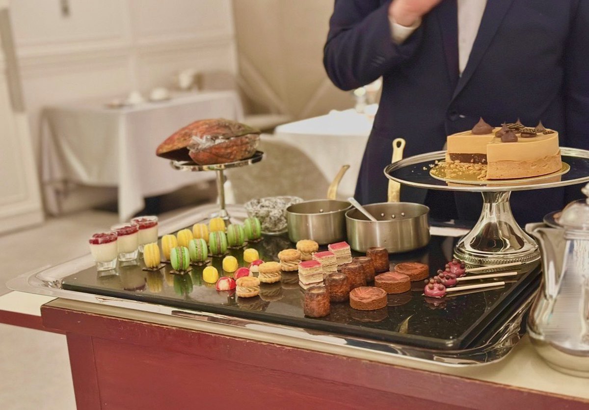 ここで皆様の静かなデザートワゴン愛を深めていただくべく、幸せがごとごと音を立ててやってくるお店一覧です。

📍ロオジエ（銀座）
📍レカン（銀座）
📍ロブション（恵比寿）
📍アサヒナガストロノーム（茅場町）
📍アピシウス（日比谷）
📍シェ・イノ（京橋）
📍ポンドールイノ（三越前)