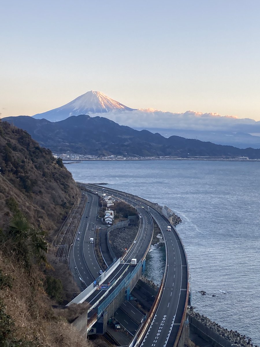 com3921's tweet photo. 皆さん、こんにちは。
今朝は、早起きして清水の薩埵峠と日本平までプチツーです。途中、雪が降って来て寒く帰りは道の駅そらっと牧之原に寄って帰って来ました。 https://t.co/SnQkKq1Dc6