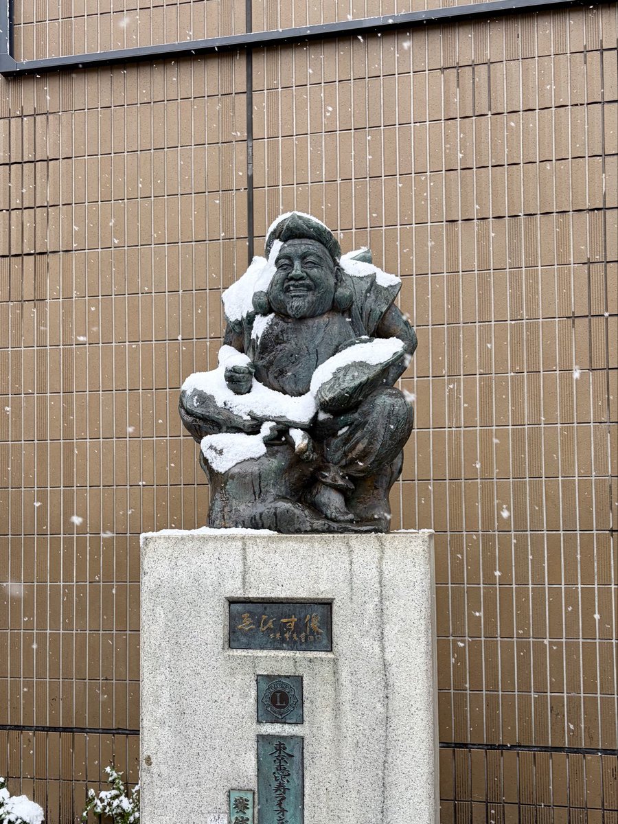 7star_LadyBird's tweet photo. 今朝の恵比寿駅のえびすさん、雪の中でも笑顔でした。 https://t.co/GjuGCLIDon