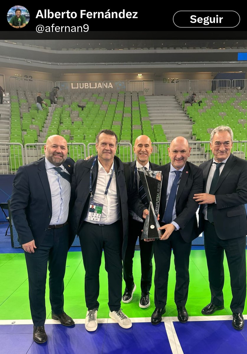 Para cualquiera que tenga un poco de interés o conocimiento de fútbol sala, y aunque no lo ponen fácil, creo que yo sigo siendo de esos, y me pregunto, 
¿Qué significa esta foto? 
Es inexplicable incluso con un gran esfuerzo de empatia. 
Me viene a la cabeza que "ES TODO MENTIRA"