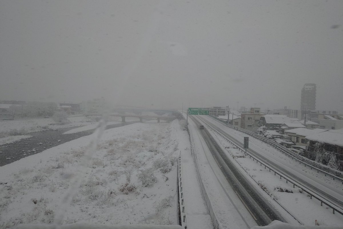 KadotaRyusho's tweet photo. 新幹線は石橋山古戦場から小田原にかけて､いきなり豪雪に｡関東の積雪がいかに凄いかよく分る｡北陸､東北､北海道の豪雪地帯がいかなる状態になっているか想像がつく｡それでも投票所へ｡日本人の未来は投票所にあります https://t.co/pOLE4IuWh2