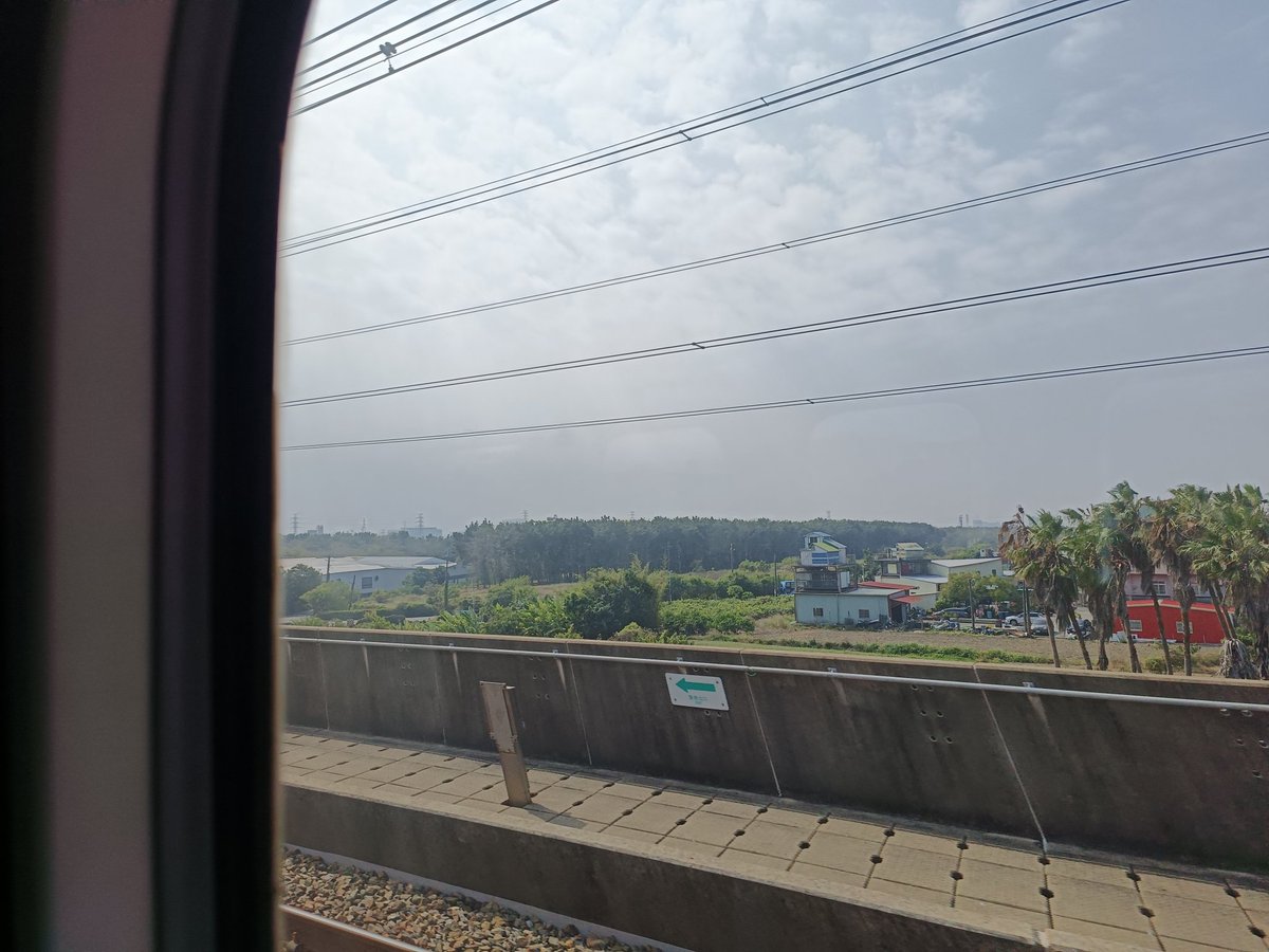 帶著大人小孩去高雄走走，
希望感冒剛好的身體撐得住半天的行程(⁠*⁠´⁠ω⁠｀⁠*⁠)