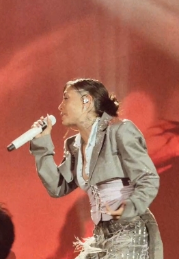 Maria Becerra esta noche junto a Corazon Serrano interpretando el Mix de "Poco Yo" en el Estadio San Marcos, Perú.