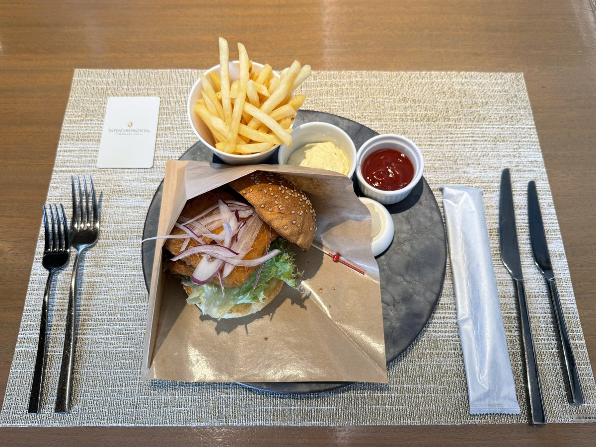 ninbunjah26's tweet photo. ①フィッシュバーガー
¥2,600
②スパークリングワイン
¥ウェルカムドリンク券(IHG)
#IHG #pier8 #LARBOARD https://t.co/2MTffZdG8f