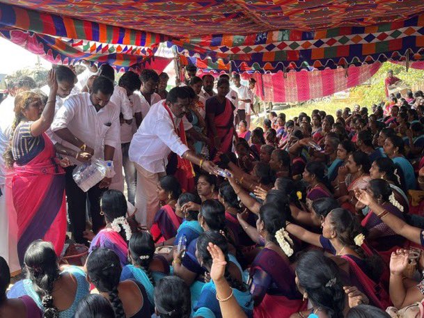 TVKActiveForce's tweet image. After TVK Salem officials stood with Anganwadi workers demanding fair wages &amp;amp; basic rights in Salem,

TVK #Theni officials have also now joined the Anganwadi workers protest in Theni &amp;amp; provided food to all of them.

TVK never fails to stand with the people.

#TVK_People_Protest