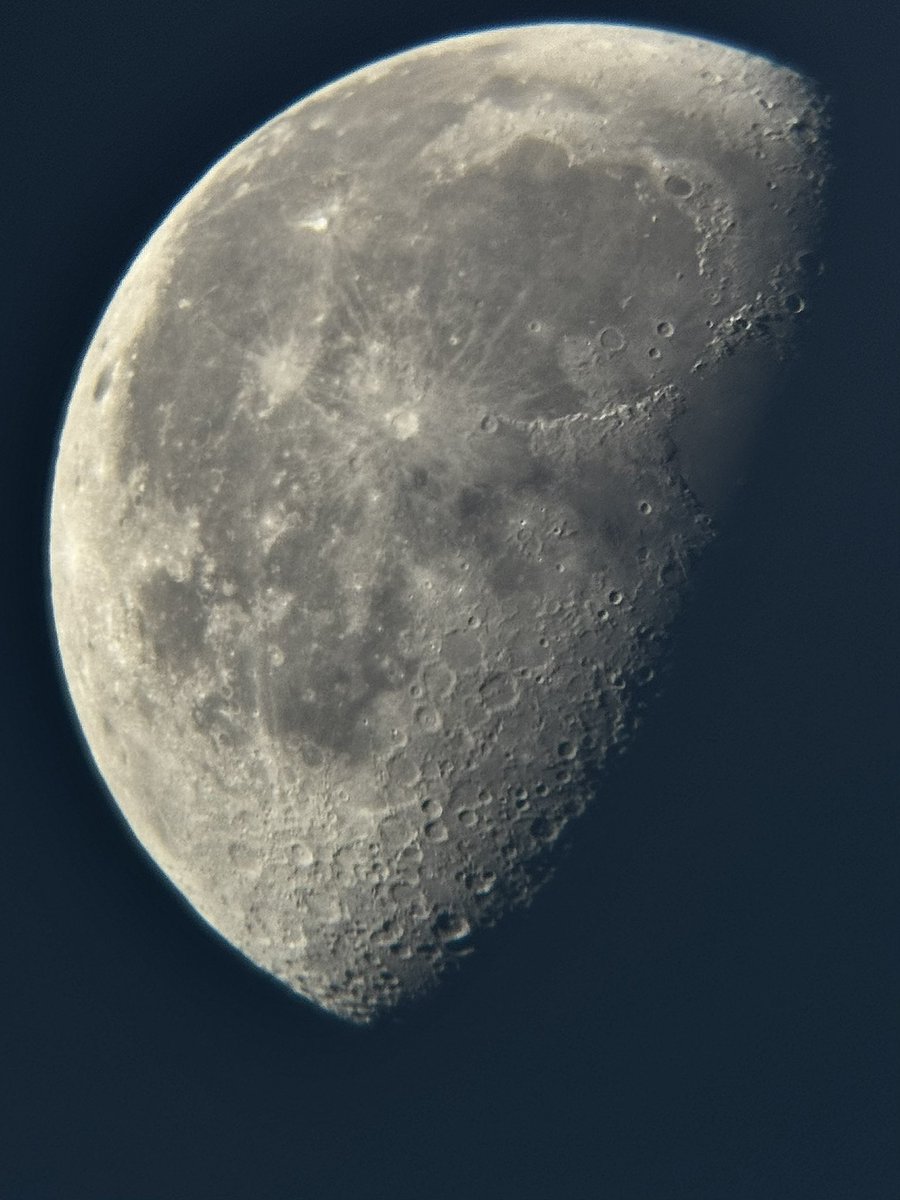 _fullM0N's tweet photo. Morning Moon is so beautiful https://t.co/U3W0UaL4Q3