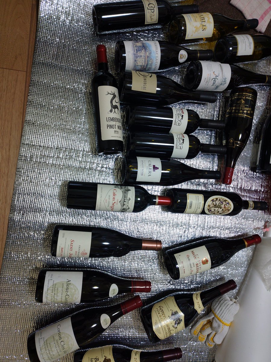 papersmm's tweet image. ワインセラーが来ました

ついでにワインも整理
いつ買ったかわからんのもあるけど、よく20代の時にこんだけ買ったもんだと自分でも驚いてる

死ぬまでには飲みたいな〜