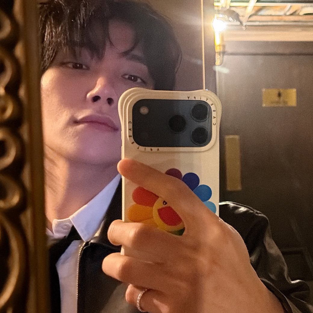 Joshua’s iphone case is a rainbow daisy?