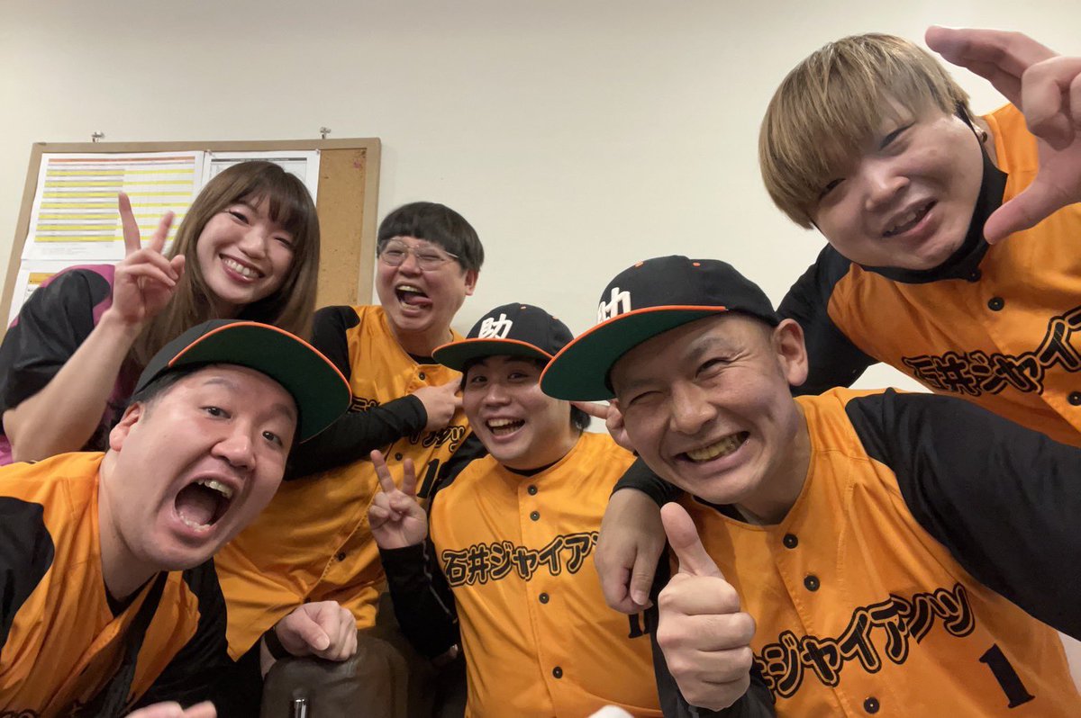 出番直前！！！ なんかみんな緊張して楽屋の端っこにいます