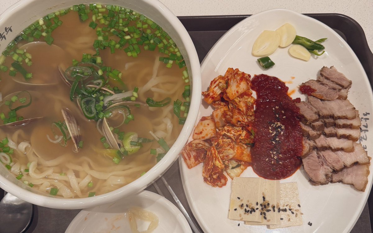 iseditorys's tweet image. 시원하게 칼국수.