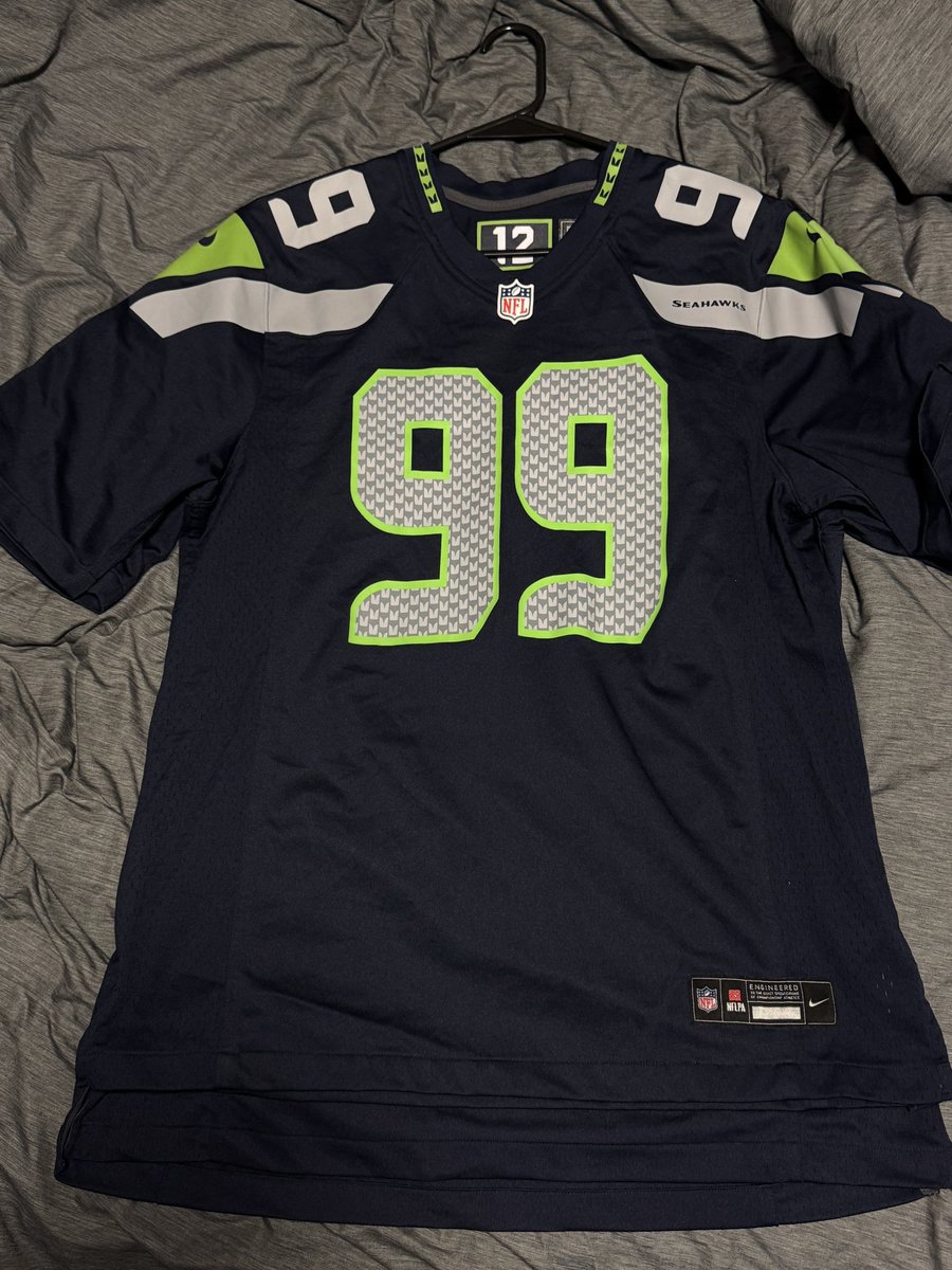 Reckoner42's tweet photo. @nfl @nikestore @seahawksPR ordered a size Large and received a Large Tall labeled as a Large…can’t ask for a replacement because it’s sold out 😒 https://t.co/wj9pGjfyjJ