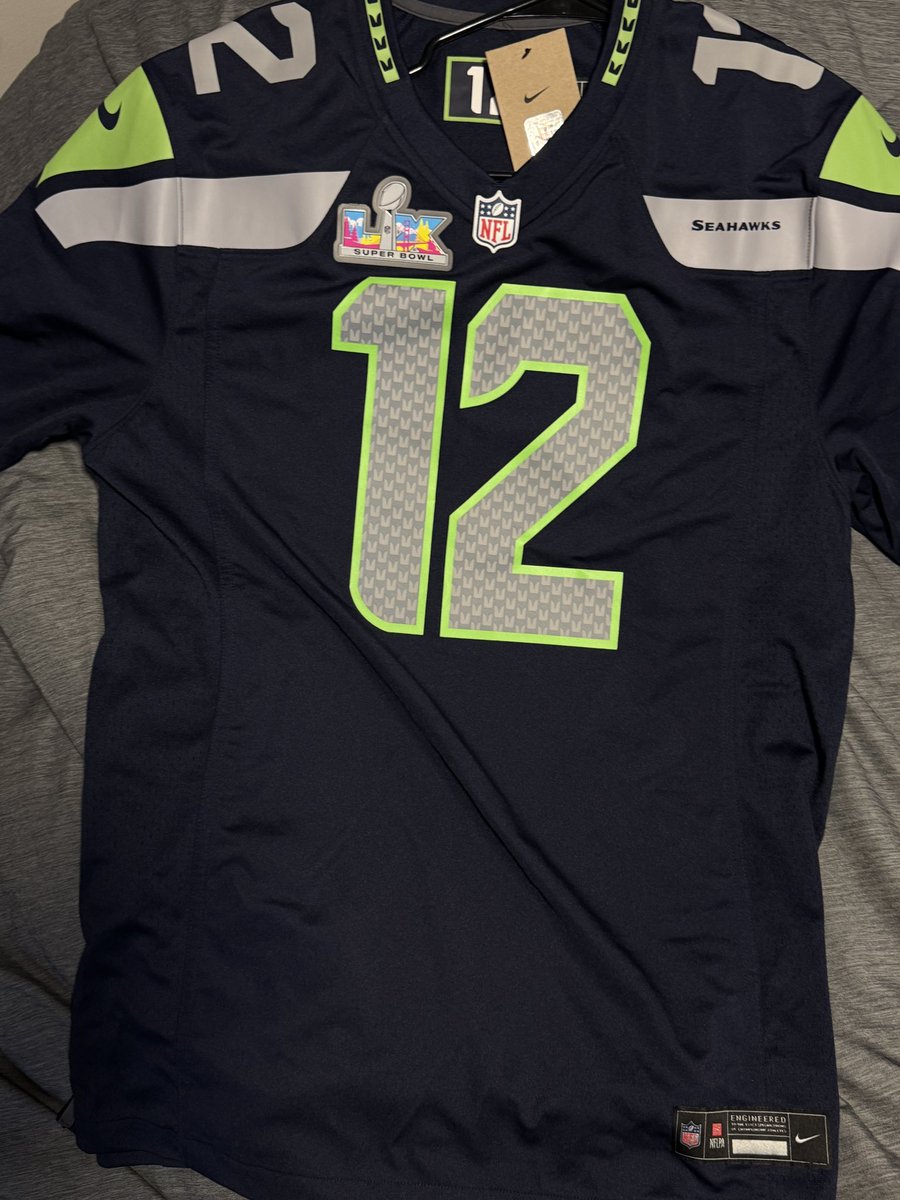 Reckoner42's tweet photo. @nfl @nikestore @seahawksPR ordered a size Large and received a Large Tall labeled as a Large…can’t ask for a replacement because it’s sold out 😒 https://t.co/wj9pGjfyjJ
