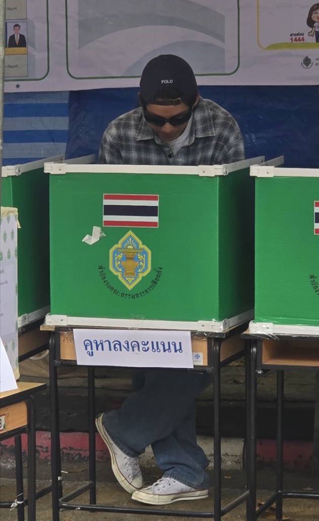 flowershineee3's tweet image. เลือกตั้งครั้งแรกลูกพี่ผมโคตรเท่ ยืนพ้อยคากาเบอร์กาพรรคที่ชอบ เริ่ดว่ะ สุดทุกทางจริงๆ หล่อค้าบบ ทุกคนอย่าลืมไปใช้สิทธิกันนะค้าบบบ🫵🏻💙

#Almondbabybigboy @almondsleepp