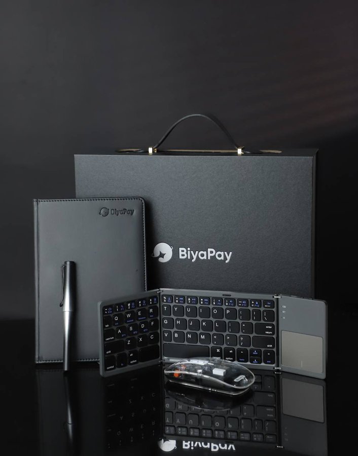 【🎁新年礼物⓶ -送3份BiyaPay周边】

1️⃣关注 <a href="/BIYAPAYOFFICIAL/">BiyaPay 中文</a>  + <a href="/zhangtingt5977/">加密胖东来</a> 
2️⃣评论+转发+留言，48小时后开奖。
3️⃣周边包括钢笔、笔记本、鼠标、键盘，看起来很高级。

「
BiyaPay是一个拥有美国合法牌照的DEX，平台内具备兑换主流代币、提供本地和跨境提现转账、交易美股等业务
」