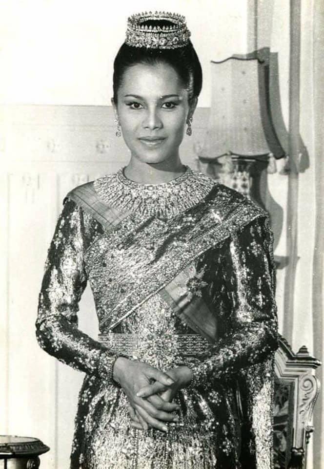 เมื่อวานมีโอกาสได้สวมชุด “ไทยศิวาลัย” เป็นครั้งแรกในชีวิต 
บอกเลยว่าคนไทยเราเก่งมากจริง ๆ
 ความประณีตของชุดทำเอาพูดไม่ออก บรรยายความงดงามแทบไม่ถูก ยิ่งได้เห็นภาพสมเด็จพระบรมราชชนนีพันปีหลวง ยิ่งรู้สึกถึงความขลังและความงดงามอย่างหาที่สุดไม่ได้ 🥹🙏🏻🇹🇭