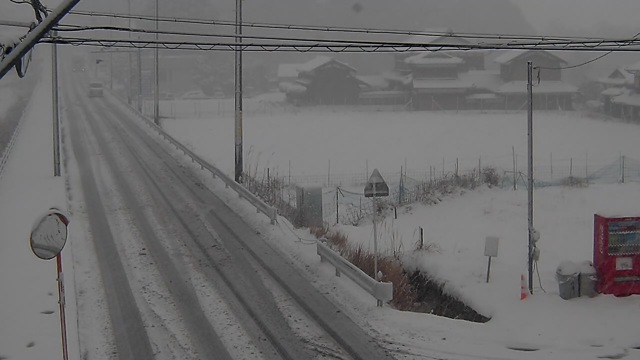 14時より国道165号（三重県、奈良県境）の通行止めを実施します。外出の自粛や移動日の変更等にご理解ご協力をお願いします。
下記画像は、三重県名張市安部田の現況写真
#三重県 
#国道１６５号
#大雪 
#通行止め 
#大雪