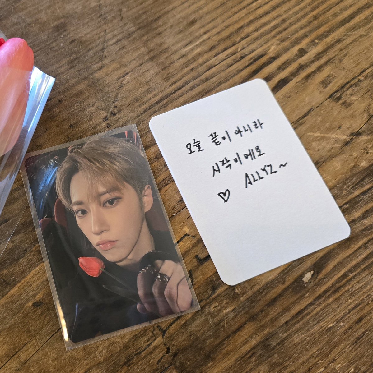 niS2hao's tweet photo. 오늘 끝이 아니라 시작이에요 ALLYZ ~
막방날 이런멘트 쓰는거 감듕이다....그리고 싸인 악마 꼬리 하트로 바뀌엇네 https://t.co/UwbKezFbWu