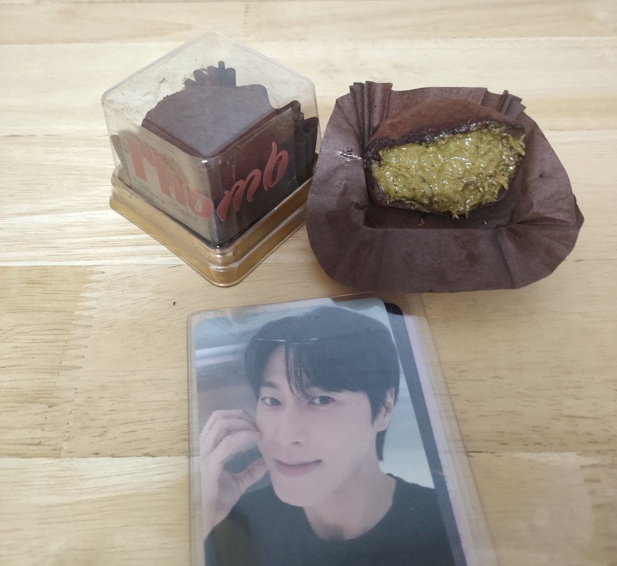非ヲタ🇰🇷チングとカフェは並ぶからやめようって事で
ランチになったのに
待ち合わせ前に朝イチで
行列店のドバイチョコ餅買ってから来てくれて感激😭
サプライズの気持ちが嬉しい✨️
中はクリームとガダイフとやらで程よくサクサクで
外はモチモチ、甘過ぎず
これは並ぶわ！
ブーム抜きで美味しい！