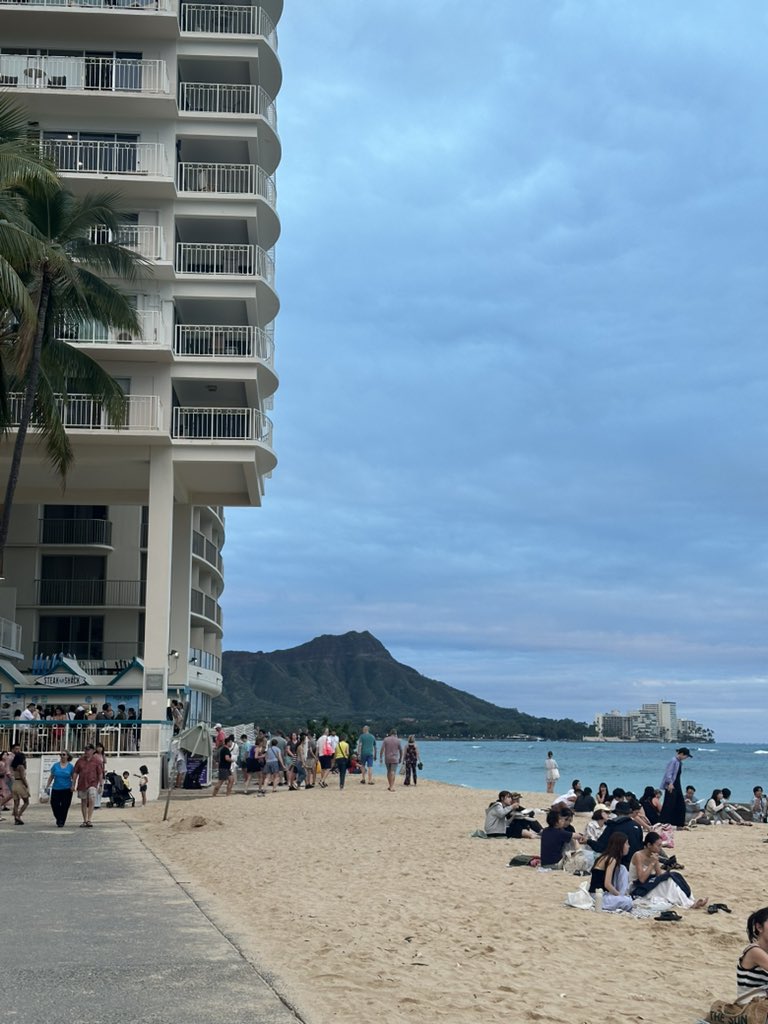 In 2016 I quit my job, threw caution to the wind and moved to Hawaii. That move changed the entire trajectory of my life for the better. 

Yesterday I flew to Honolulu as the Captain of a GIV, what a difference 10 years makes. 

Pic from 2016 and one I just took.