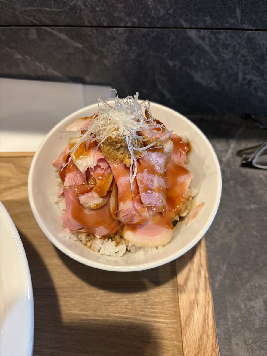 erotalk's tweet photo. 本日のラーメン(12杯目)
寒ぃぃ〜〜
限定を求めてこちらへpart2
特製味噌+チャーシューめし
旨い💯💯
御馳走様でした
#RAMEN_MATSUI
#新宿御苑
#四谷 https://t.co/sP5w6W6GZ9