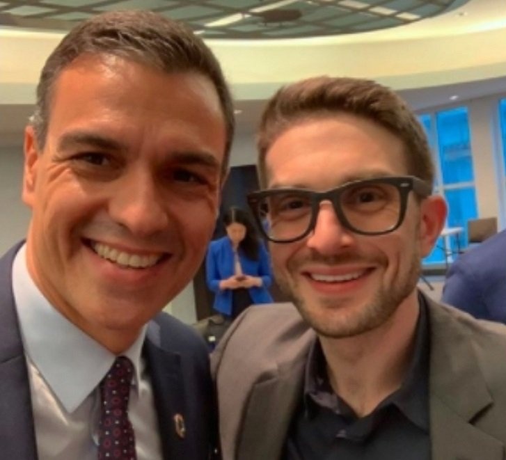 🇪🇸 Alex Soros, son of billionaire George Soros, has praised Pedro Sánchez for granting legal status to up to 500,000 undocumented migrants in Spain, calling it “real leadership” and urging other governments to follow suit.

Follow: <a href="/europa/">Europa.com</a>